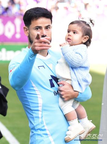  Cesinha visits the ground with her beloved daughter