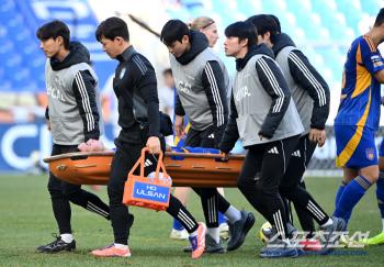  Cho Hyun-taek is being carried out on a stretcher