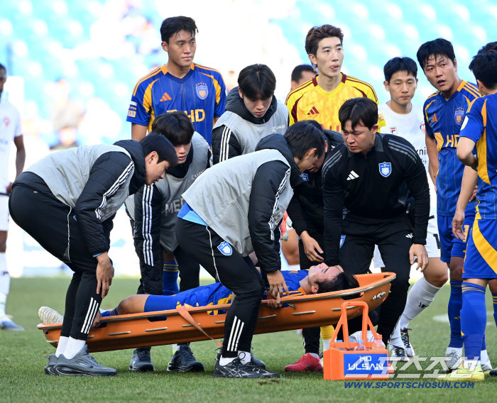  Cho Hyun-taek on a stretcher, I hope it's not a big injury
