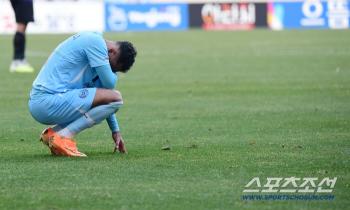  Daegu FC Giovanni dropped his head due to relegation