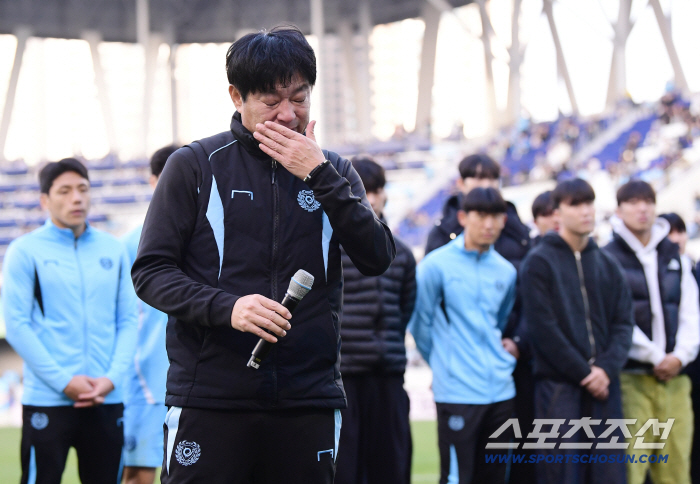  Director Kim Byung-soo of Daegu FC sheds tears in front of fans