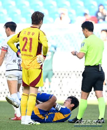  Kim Young Kwon is suffering from fouls