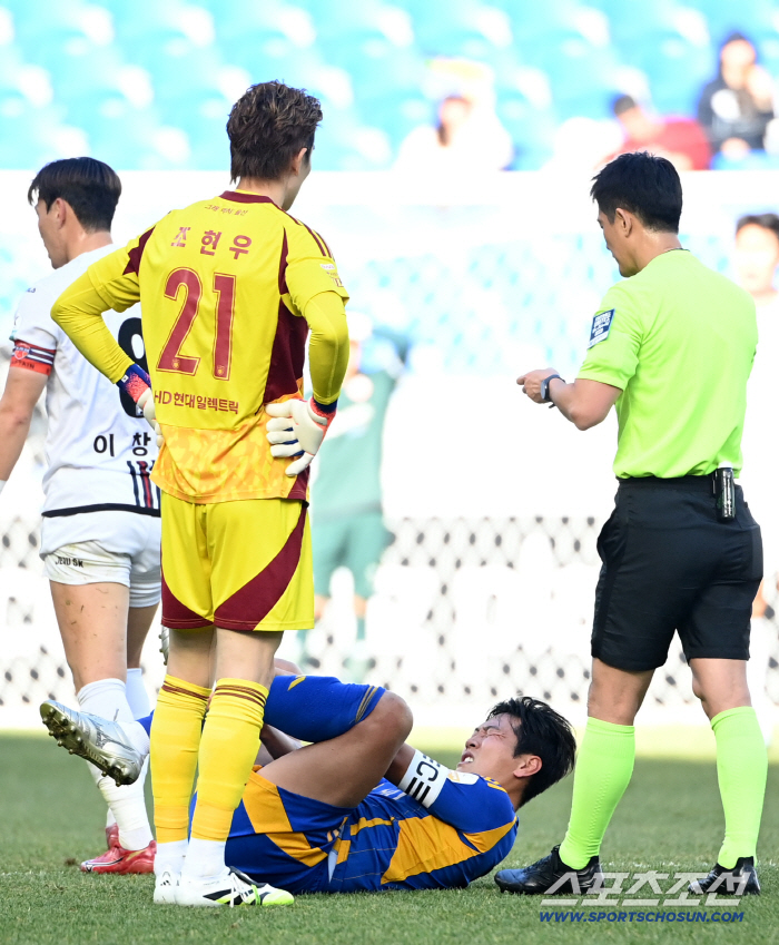  Kim Young Kwon is suffering from fouls