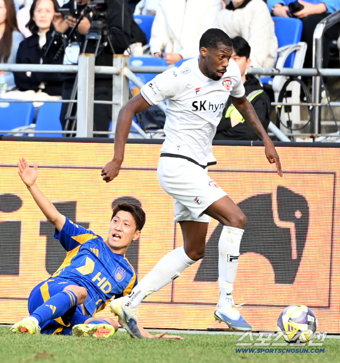  Lee Chung-yong, won't you give him a foul?