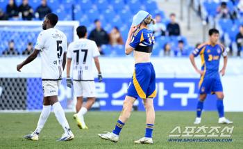  Rubik's hands covered his face in defeat