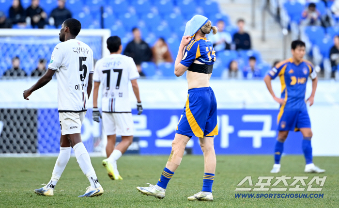  Rubik's hands covered his face in defeat