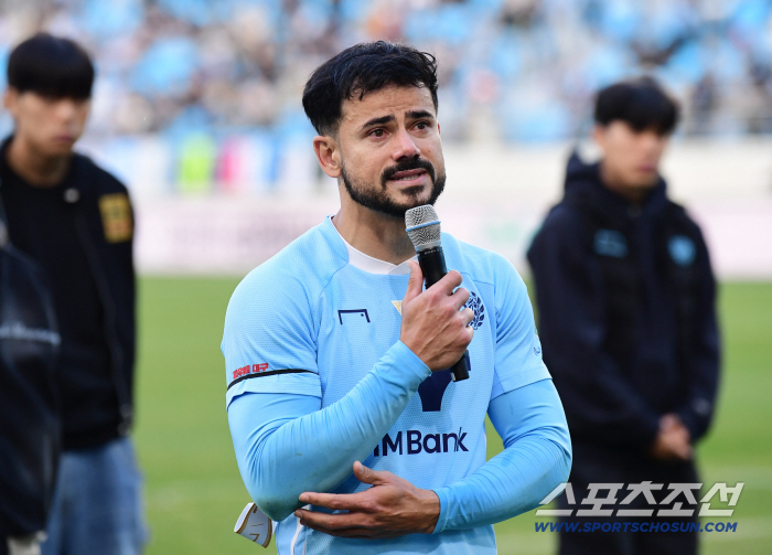  SEJIN is crying in front of fans