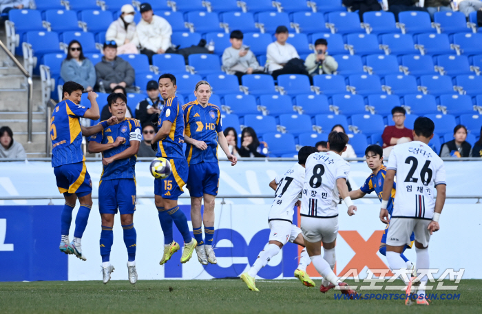  Stop Lee Changmin's free kick!