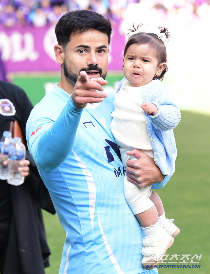  Visiting the stadium with his daughter in Cesinha, Daegu FC
