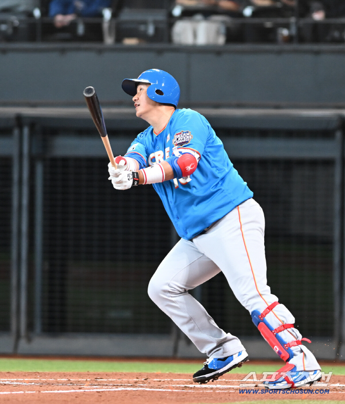 Two doubles and a home run. Joseon's No. 4 hitter goes wild again in Japan. I told Lee Jong-beom that I would hit a home run...