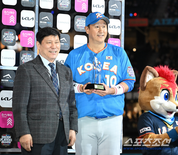 Two doubles and a home run. Joseon's No. 4 hitter goes wild again in Japan. I told Lee Jong-beom that I would hit a home run...