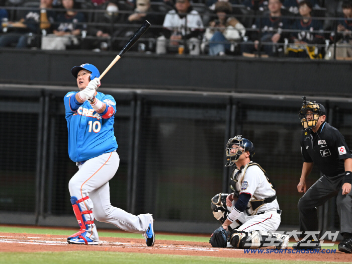 Two doubles and a home run. Joseon's No. 4 hitter goes wild again in Japan. I told Lee Jong-beom that I would hit a home run...