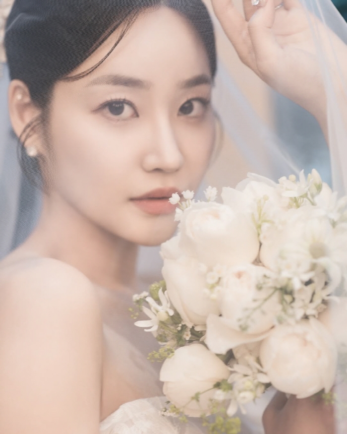 Yuna from AOA got married on the 27th for a year and nine months. Welcome to the world