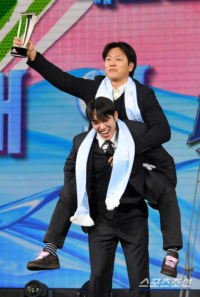 Don't give up on me, Sungmoon Song, Player of the Year Glory...Best Battery Won Tae-in and Kang Min-ho did a piggyback ride