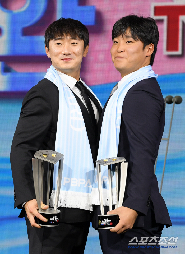Don't give up on me, Sungmoon Song, Player of the Year Glory...Best Battery Won Tae-in and Kang Min-ho did a piggyback ride