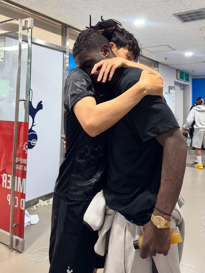 Exclusive report! You should've gone out like Heungmin! Rumors of renewed contracts with tears → Blame...insincere, unsettling players