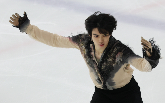 Figure skating Cha Jun-hwan → 女 Shin Ji-ah and Milan are visible. Top rankings in the first round of Olympic trials