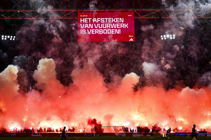 For what? Red Yum Party → 5 minutes after kick-off, Ajax's anger...The other team is forfeited!
