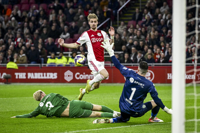 For what? Red Yum Party → 5 minutes after kick-off, Ajax's anger...The other team is forfeited!