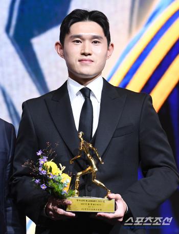  Crazy left foot Lee Dong-kyung → Star of Stars MVP Honored, won the Foyet → Coach Award in the first year...Young Player Award, Lee Seung-won (all-round)