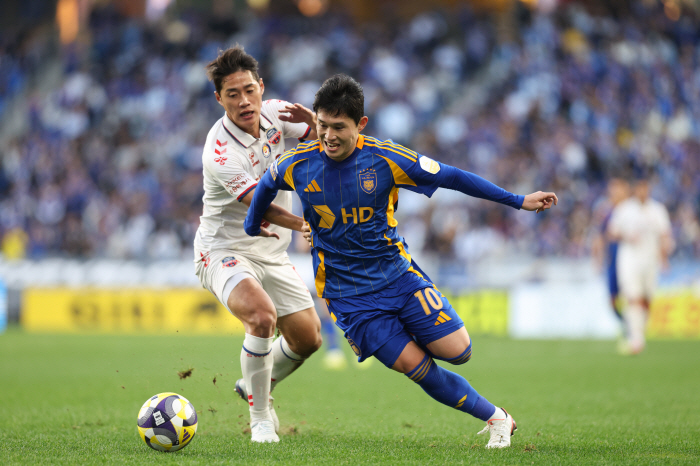 Crazy left foot Lee Dong-kyung → Star of Stars MVP Honored, won the Foyet → Coach Award in the first year...Young Player Award, Lee Seung-won (all-round)