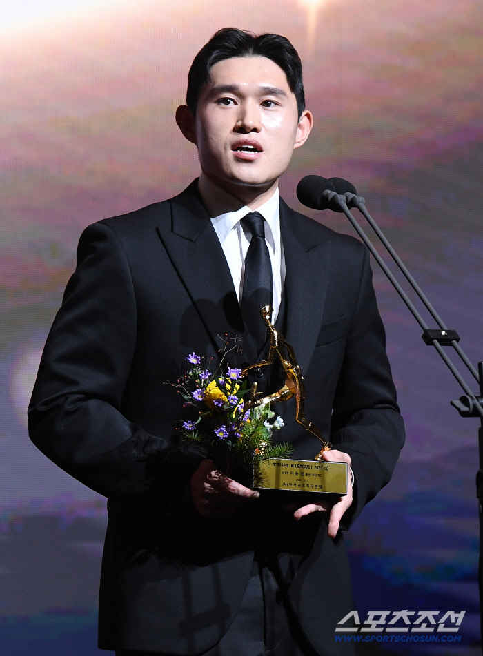 Crazy left foot Lee Dong-kyung → Star of Stars MVP Honored, won the Foyet → Coach Award in the first year...Young Player Award, Lee Seung-won (all-round)