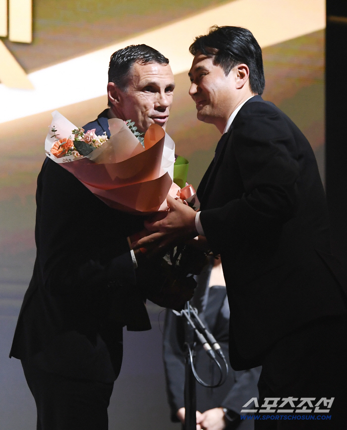 Crazy left foot Lee Dong-kyung → Star of Stars MVP Honored, won the Foyet → Coach Award in the first year...Young Player Award, Lee Seung-won (all-round)