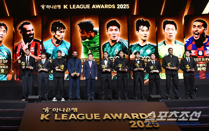 Crazy left foot Lee Dong-kyung → Star of Stars MVP Honored, won the Foyet → Coach Award in the first year...Young Player Award, Lee Seung-won (all-round)
