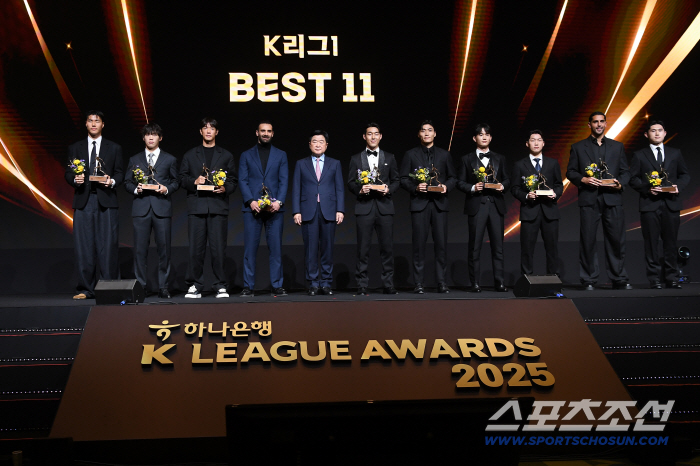 Crazy left foot Lee Dong-kyung → Star of Stars MVP Honored, won the Foyet → Coach Award in the first year...Young Player Award, Lee Seung-won (all-round)