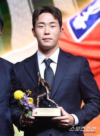  I'll be a better player next year The best young player in K League 1 is so happy to have Lee Seung Won in his seat