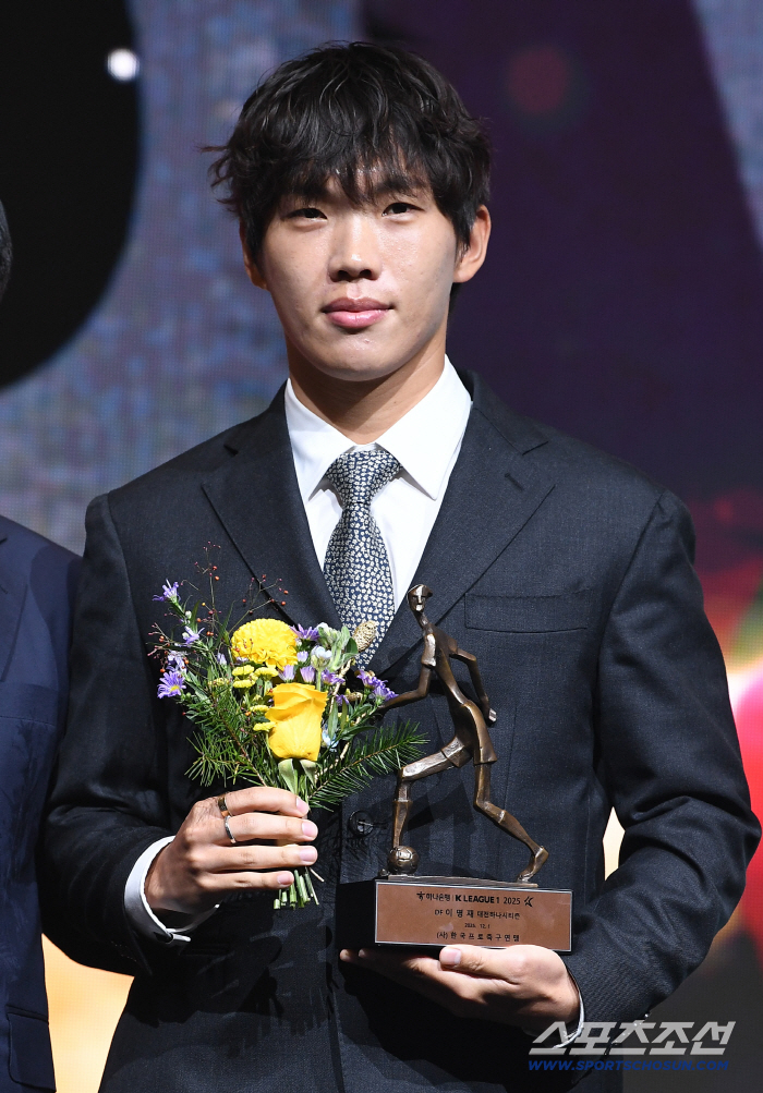  K League 1 Best 11 and Iron Four Back The 4 best defenders are Lee Myung-jae, Jan Hong Jung-ho, Kim Moon-hwan