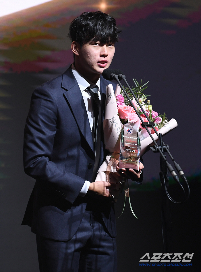  The winner of the K League 2 Young Player Award is Park Seung-ho, who got 80.03 points