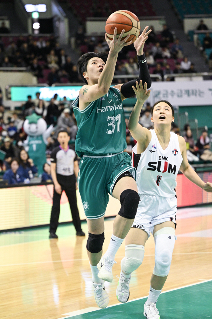 Hana Bank scored 34 points in Jinan Saki, and beat defending champion BNK 6049