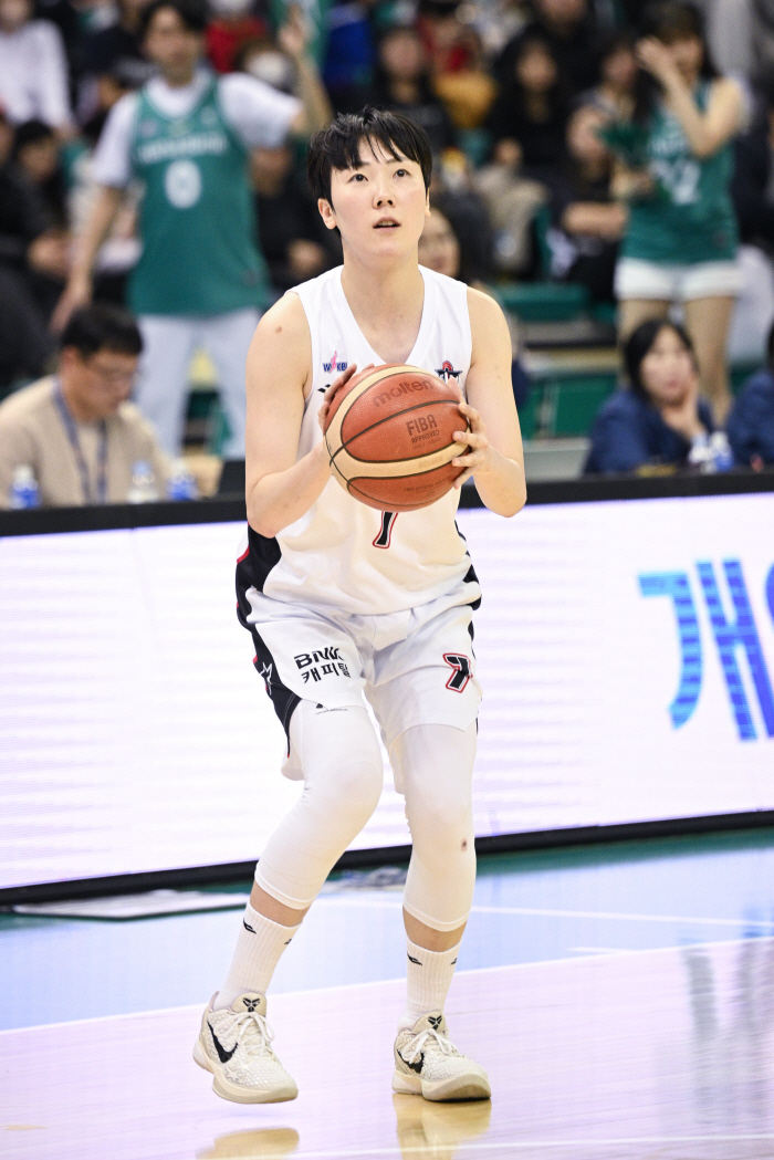 Hana Bank scored 34 points in Jinan Saki, and beat defending champion BNK 6049