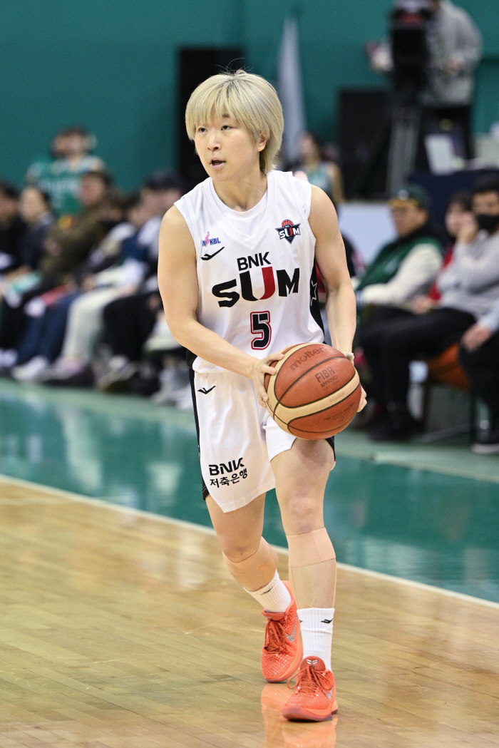 Hana Bank scored 34 points in Jinan Saki, and beat defending champion BNK 6049