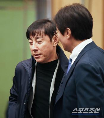  Former coach Shin Tae-yong greets director Hwang Sun-hong