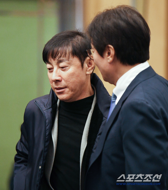  Former coach Shin Tae-yong greets director Hwang Sun-hong