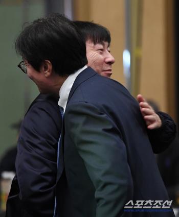  Former coach Shin Tae-yong hugs Hwang Sun-hong