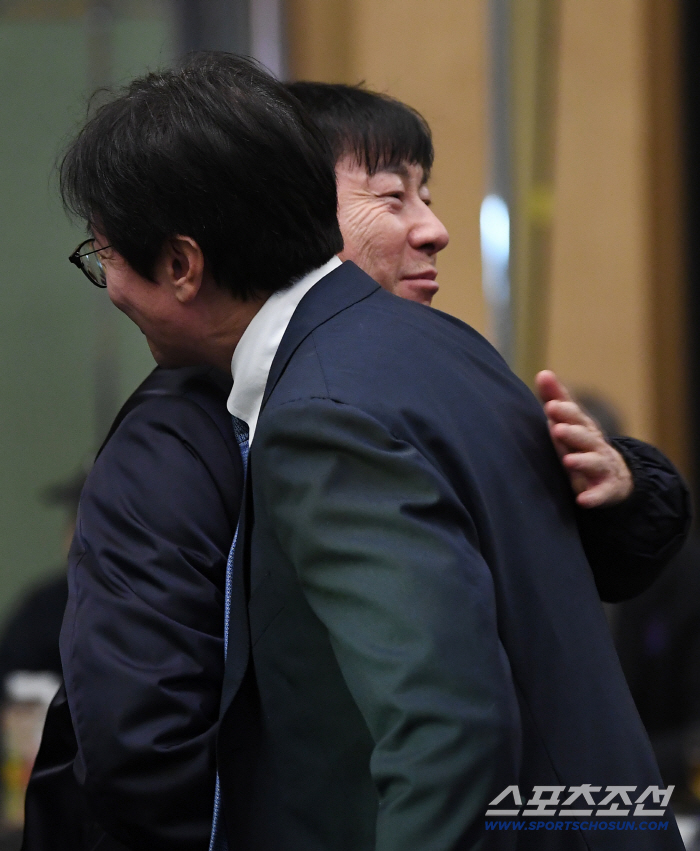  Former coach Shin Tae-yong hugs Hwang Sun-hong