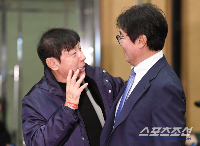  Former director Shin Tae-yong and director Hwang Sun-hong are welcome to talk