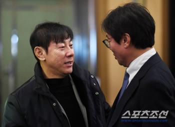  Former director Shin Tae-yong greets director Hwang Sun-hong with a bright face