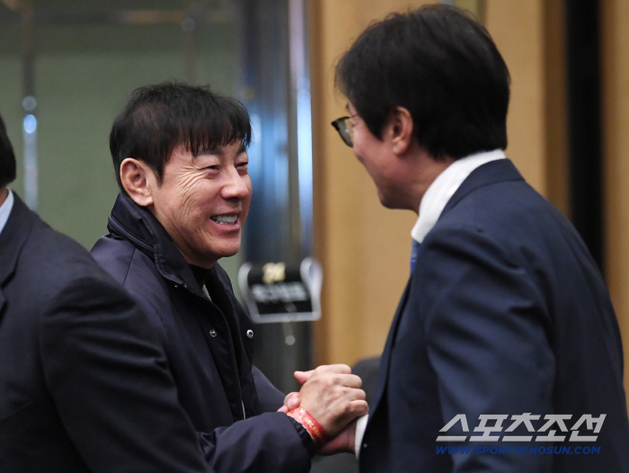  Former director Shin Tae-yong greets director Hwang Sun-hong with a bright face