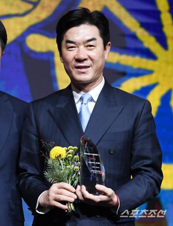  Incheon coach Yoon Jung-hwan won the K League 2 Coach Award