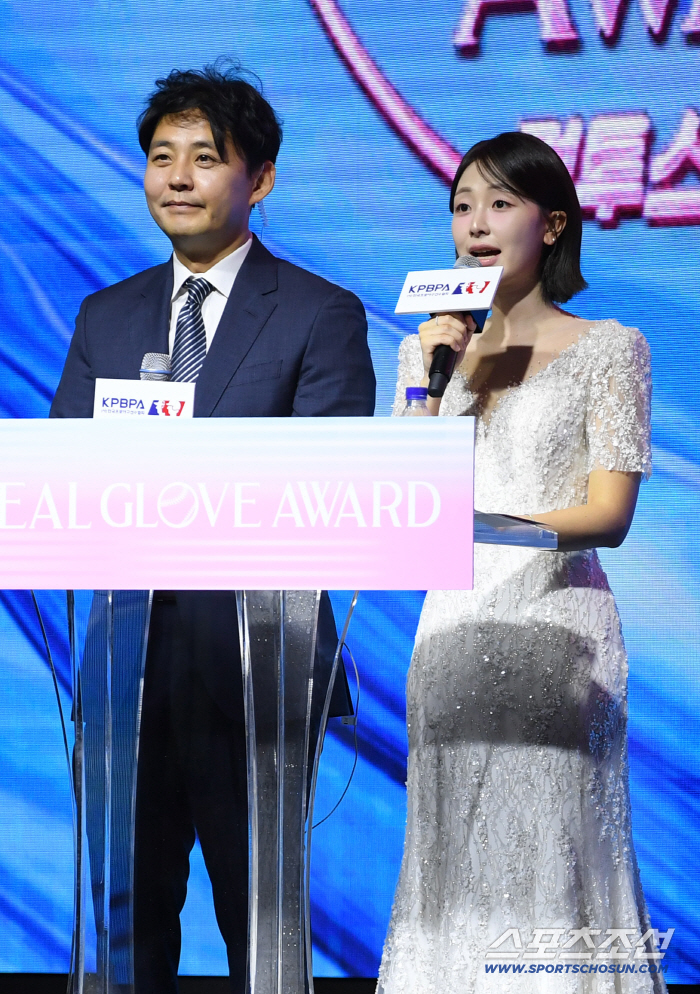  Jungwoo Youngshin Yewon, MC of the Real Glove Awards