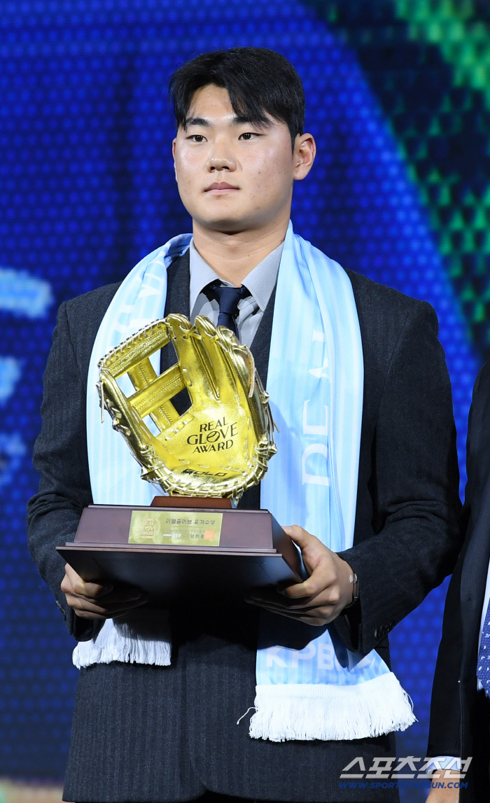 Kim Ju-won Wins Real Glove in Shortstop