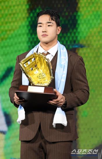  KT Ahn Hyun-min wins Real Glove in Outfielder category