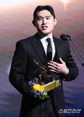  Lee Dong-kyung of Ulsan, who was named the MVP of K League 1