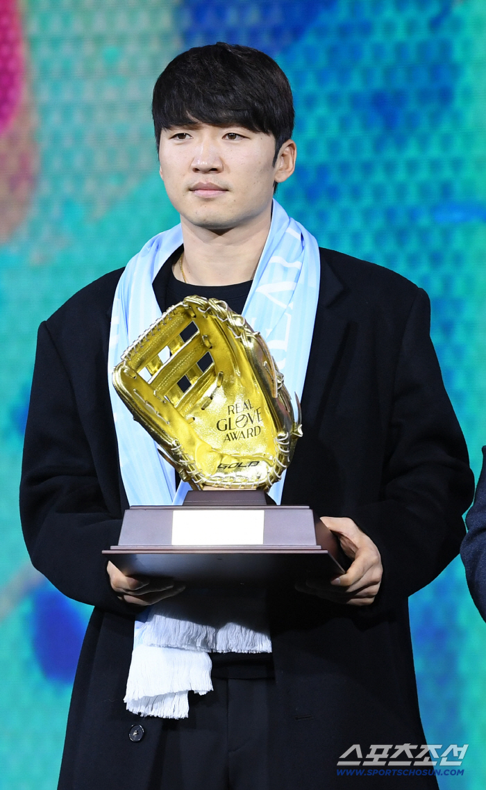  LG Park Hae-min wins Real Glove in Outfielder category