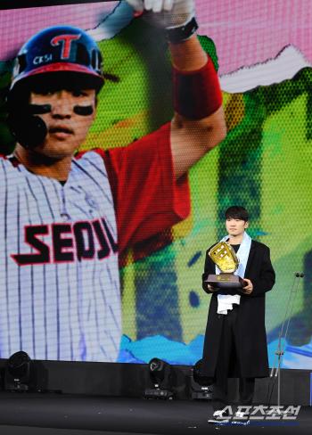  LG Park Hae-min wins Real Glove in Outfielder category
