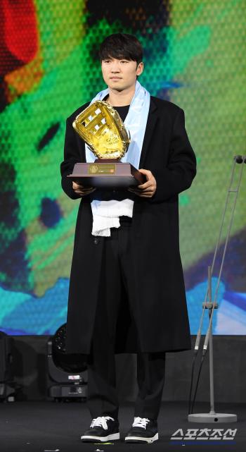  LG Park Hae-min wins Real Glove in Outfielder category